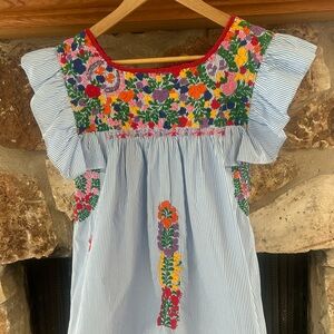 Colorful Embroidered Mi Golondrina Small top EUC